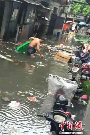 武汉市遭遇特大暴雨，城市道路渍水严重